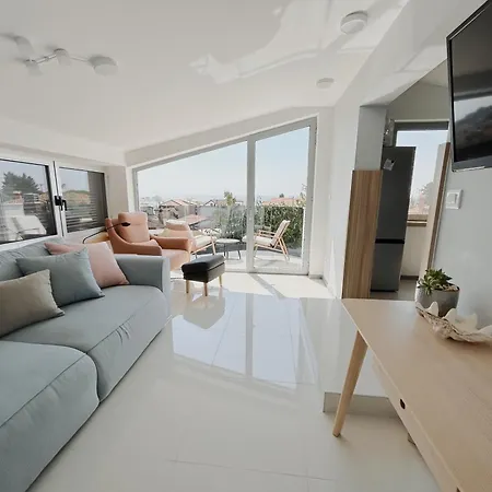 Sunny House זמברטיה