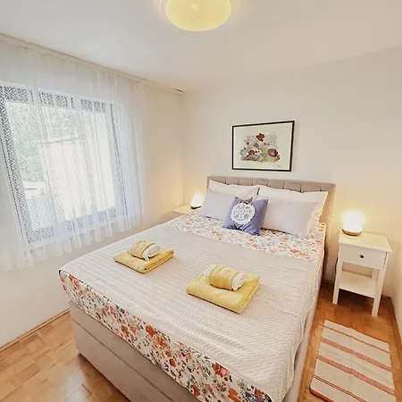 Sunny House זמברטיה