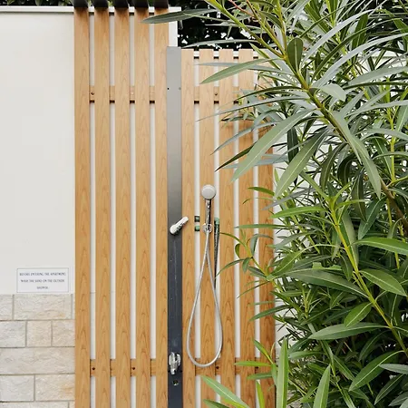 Sunny House זמברטיה